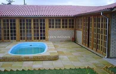 Imagem: A casa possui 3 Dormitórios, 3 Banheiros, 1 Vaga na garagem