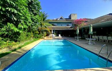 Imagem: A casa em condomínio possui 5 Dormitórios, 5 Banheiros, 5