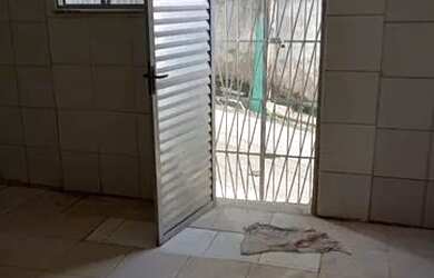 Imagem: A casa possui 2 Dormitórios, 1 Banheiro e está localizado