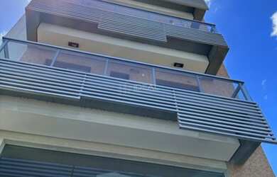 Imagem: O apartamento possui 1 Dormitório, 1 Banheiro, 1 Vaga na garagem