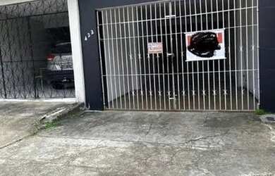 Imagem: A casa possui 2 Dormitórios, 2 Banheiros, 3 Vagas na garagem