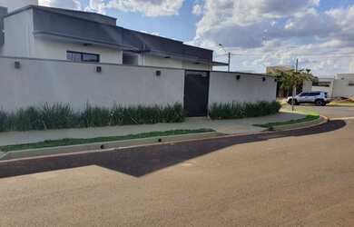 Imagem: A casa em condomínio possui 3 Dormitórios, 1 Banheiro, 4 Vagas