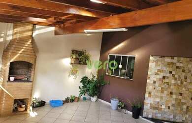 Imagem: A casa possui 3 Dormitórios, 2 Banheiros, 2 Vagas na garagem