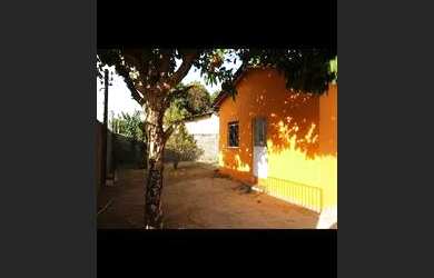 Imagem: A casa possui 2 Dormitórios, 2 Banheiros, 2 Vagas na garagem