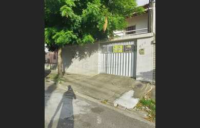 Imagem: A casa possui 5 Dormitórios, 1 Banheiro, 2 Vagas na garagem