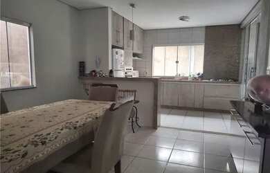 Imagem: A casa possui 3 Dormitórios, 2 Banheiros, 3 Vagas na garagem