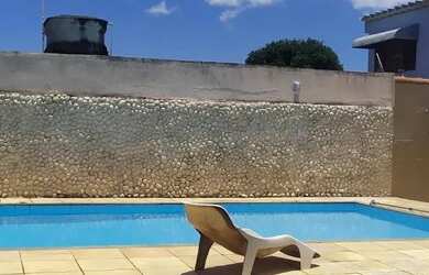 Imagem: A casa possui 5 Dormitórios e 4 Vagas na garagem e está localizado