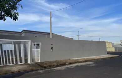 Imagem: A casa possui 2 Dormitórios, 2 Banheiros, 2 Vagas na garagem