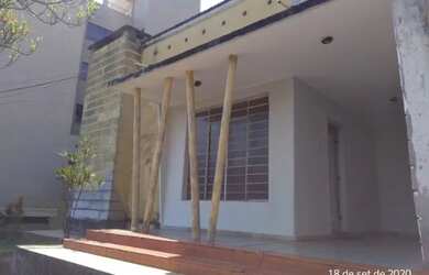 Imagem: A casa possui 2 Dormitórios, 1 Banheiro e 1 Vaga na garagem