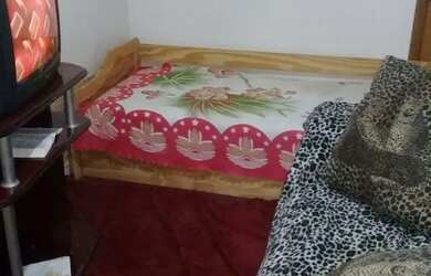 Imagem: A casa possui 3 Dormitórios, 1 Banheiro, 2 Vagas na garagem