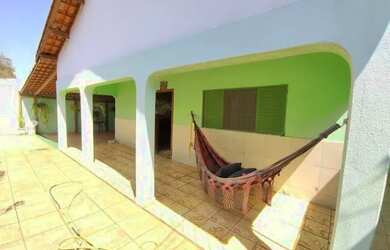 Imagem: A casa possui 3 Dormitórios, 3 Banheiros, 2 Vagas na garagem