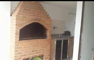 Imagem: A casa possui 3 Dormitórios, 2 Banheiros, Varanda e está