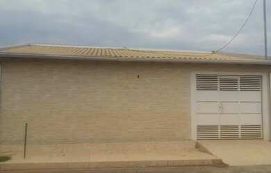 Imagem: A casa possui 3 Dormitórios, 3 Banheiros, 3 Vagas na garagem