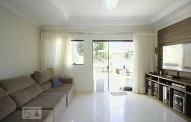 Imagem: A casa possui 3 Dormitórios, 2 Banheiros, 4 Vagas na garagem