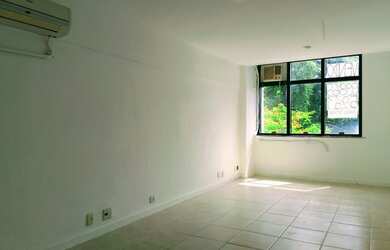 Imagem: O depósito possui 1 Vaga na garagem, 31m² de Área e está