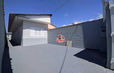 Imagem: A casa possui 3 Dormitórios, 2 Banheiros, 2 Vagas na garagem