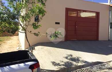 Imagem: A casa possui 3 Dormitórios, 2 Banheiros, 2 Vagas na garagem