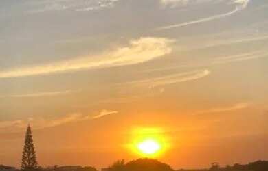 Imagem: A casa possui 4 Dormitórios e 5 Vagas na garagem e está localizado