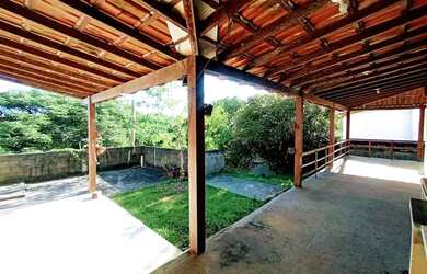 Imagem: A casa possui 4 Dormitórios, 2 Banheiros, 2 Vagas na garagem