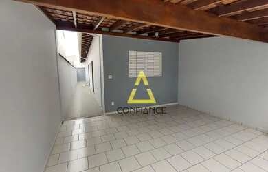 Imagem: A casa possui 2 Dormitórios, 2 Banheiros, 2 Vagas na garagem