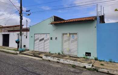 Imagem: A casa possui 3 Dormitórios, 1 Banheiro, 170m² de Área e