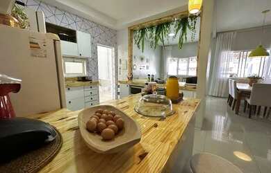 Imagem: A casa possui 3 Dormitórios, 3 Banheiros, 2 Vagas na garagem