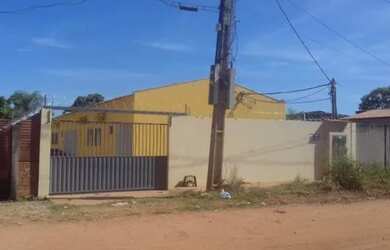 Imagem: A casa possui 2 Dormitórios, 1 Banheiro, 1 Vaga na garagem