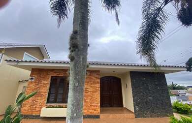 Imagem: A casa possui 4 Dormitórios, 4 Banheiros, 3 Vagas na garagem