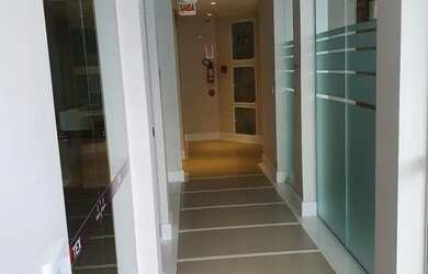 Imagem: O apartamento possui 1 Dormitório, 2 Banheiros, 2 Vagas na