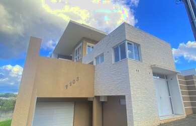 Imagem: A casa possui 3 Dormitórios, 3 Banheiros, 2 Vagas na garagem