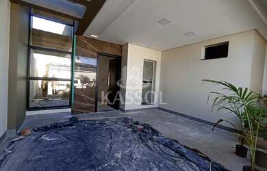 Imagem: A casa possui 2 Dormitórios, 2 Banheiros, 2 Vagas na garagem