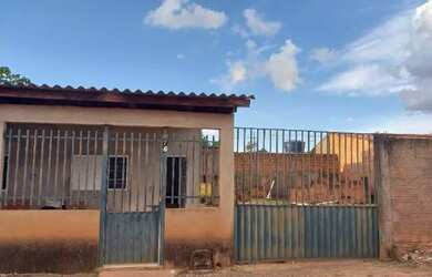 Imagem: A casa possui 4 Dormitórios, 2 Banheiros, 1 Vaga na garagem