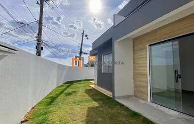 Imagem: A casa possui 3 Dormitórios, 2 Banheiros, 2 Vagas na garagem