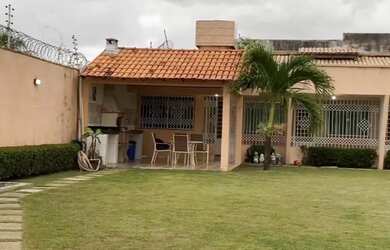 Imagem: A casa possui 4 Dormitórios, 5 Banheiros, 5 Vagas na garagem