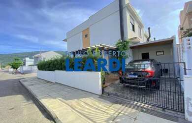 Imagem: A casa possui 3 Dormitórios, 3 Banheiros, 1 Vaga na garagem