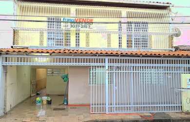 Imagem: A casa possui 5 Dormitórios, 4 Banheiros, 2 Vagas na garagem