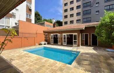 Imagem: A casa possui 5 Dormitórios, 3 Banheiros, 3 Vagas na garagem