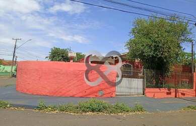 Imagem: A casa possui 2 Dormitórios, 1 Banheiro, 2 Vagas na garagem