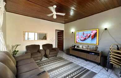 Imagem: A casa possui 3 Dormitórios, 3 Banheiros, 3 Vagas na garagem