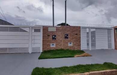 Imagem: A casa possui 2 Dormitórios, 2 Banheiros, 2 Vagas na garagem