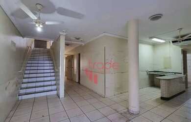 Imagem: O depósito possui 3 Vagas na garagem, 406m² de Área e está