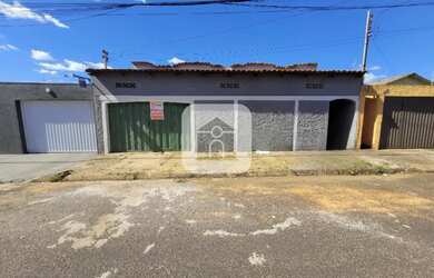 Imagem: A casa possui 3 Dormitórios, 2 Banheiros, 1 Vaga na garagem