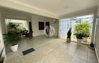 Imagem: A casa possui 3 Dormitórios, 3 Banheiros, 2 Vagas na garagem