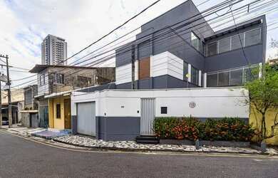 Imagem: A casa possui 4 Dormitórios, 5 Banheiros, 2 Vagas na garagem