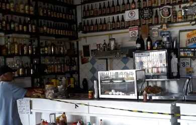 Imagem: O depósito à venda possui 4 Vagas na garagem e 495m² de Área