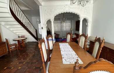 Imagem: A casa possui 3 Dormitórios, 2 Banheiros, 1 Vaga na garagem