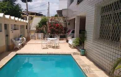 Imagem: A casa possui 5 Dormitórios, 5 Banheiros, 4 Vagas na garagem