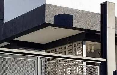 Imagem: A casa possui 3 Dormitórios, 2 Banheiros, 2 Vagas na garagem