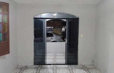 Imagem: A casa possui 3 Dormitórios, 3 Banheiros, 2 Vagas na garagem