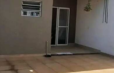 Imagem: A casa possui 2 Dormitórios, 1 Banheiro, 3 Vagas na garagem